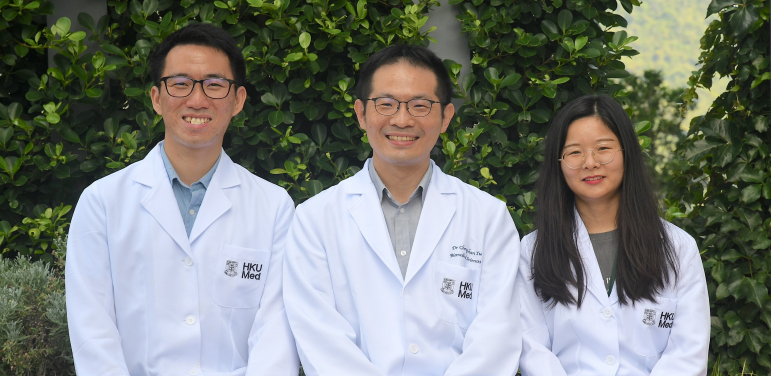 Dr Yu Cheng-han (middle), Assistant Professor at the School of Biomedical Sciences, HKUMed, and his research postgraduate students Mr Brian Sit Hon-man (left) and Miss Feng Zhen (right), find cofilin could be a potential target for mitigating atherosclerosis at early phase, paving the way for new therapeutic opportunities.
 